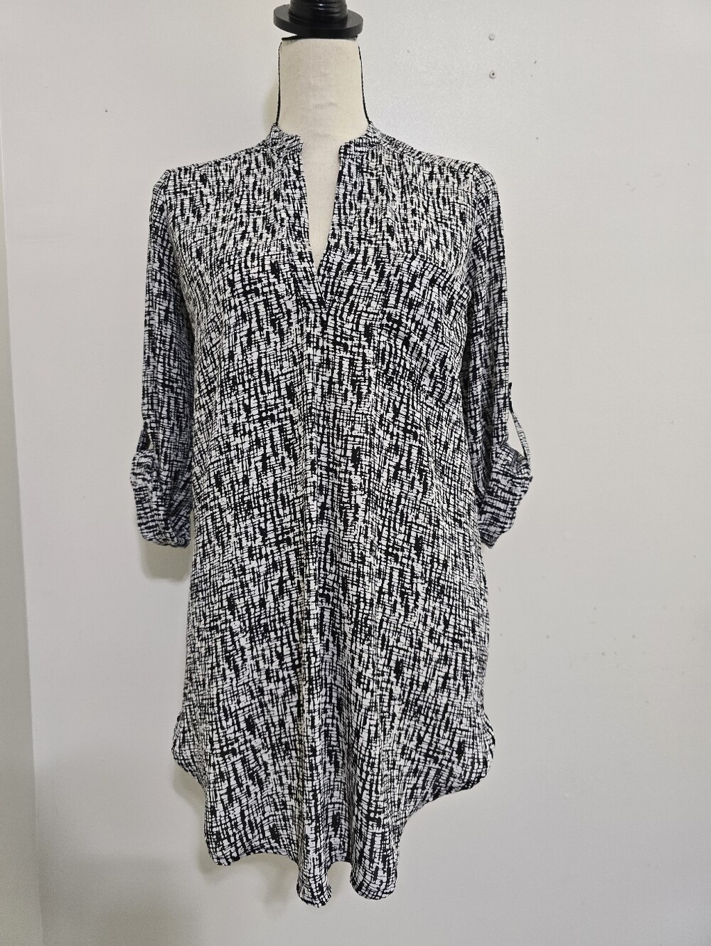 LUSH size Small Split Neck Roll Tab Sleeve Abstract Tunic Blouse Balck/White